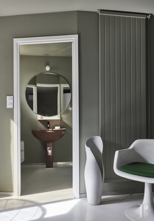 An architect-designed villa built in the 1970s near Arles, in Bouches-du-Rhône - photo  n°16